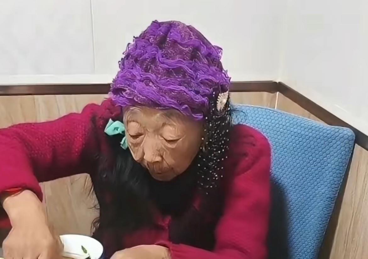 28年跨龄夫妻：87岁马玉琴瘦得扶墙走，李玉成攥紧手说：我陪着你东北那对老妻