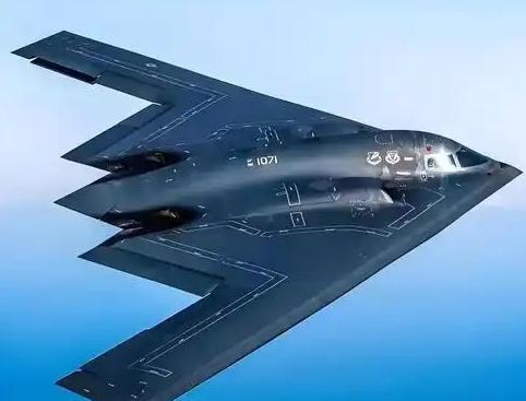美国B-2轰炸机威震天下？其他国家吓破胆，但碰上中国，撑死也就一次机会！这架飞
