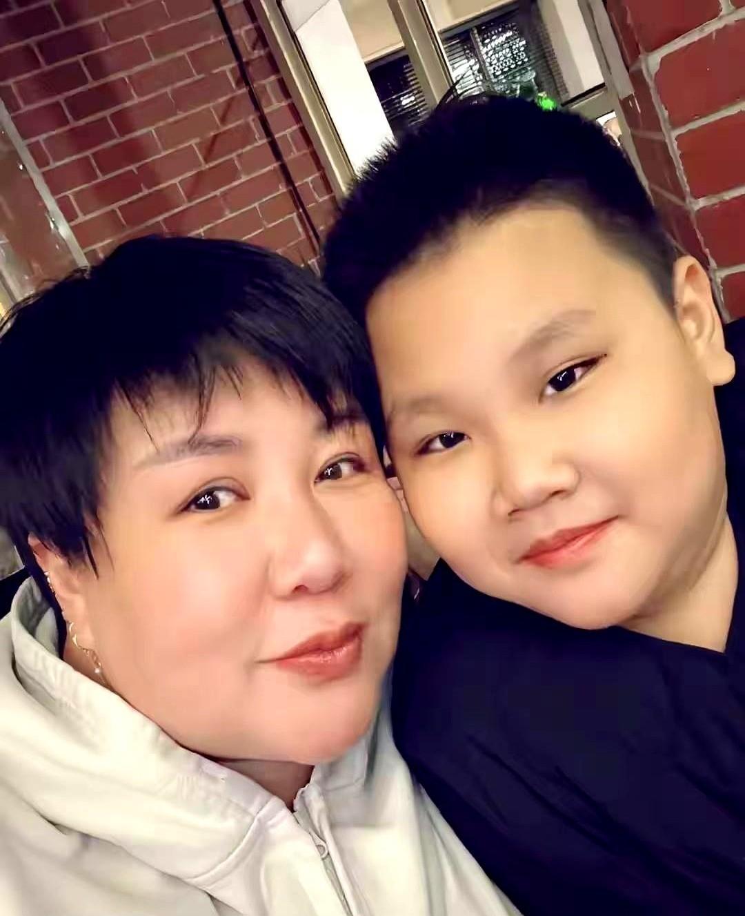 郭德纲每天五点起床，开车送小儿子上学。天津实验小学门口，天天见他停着那辆老别克