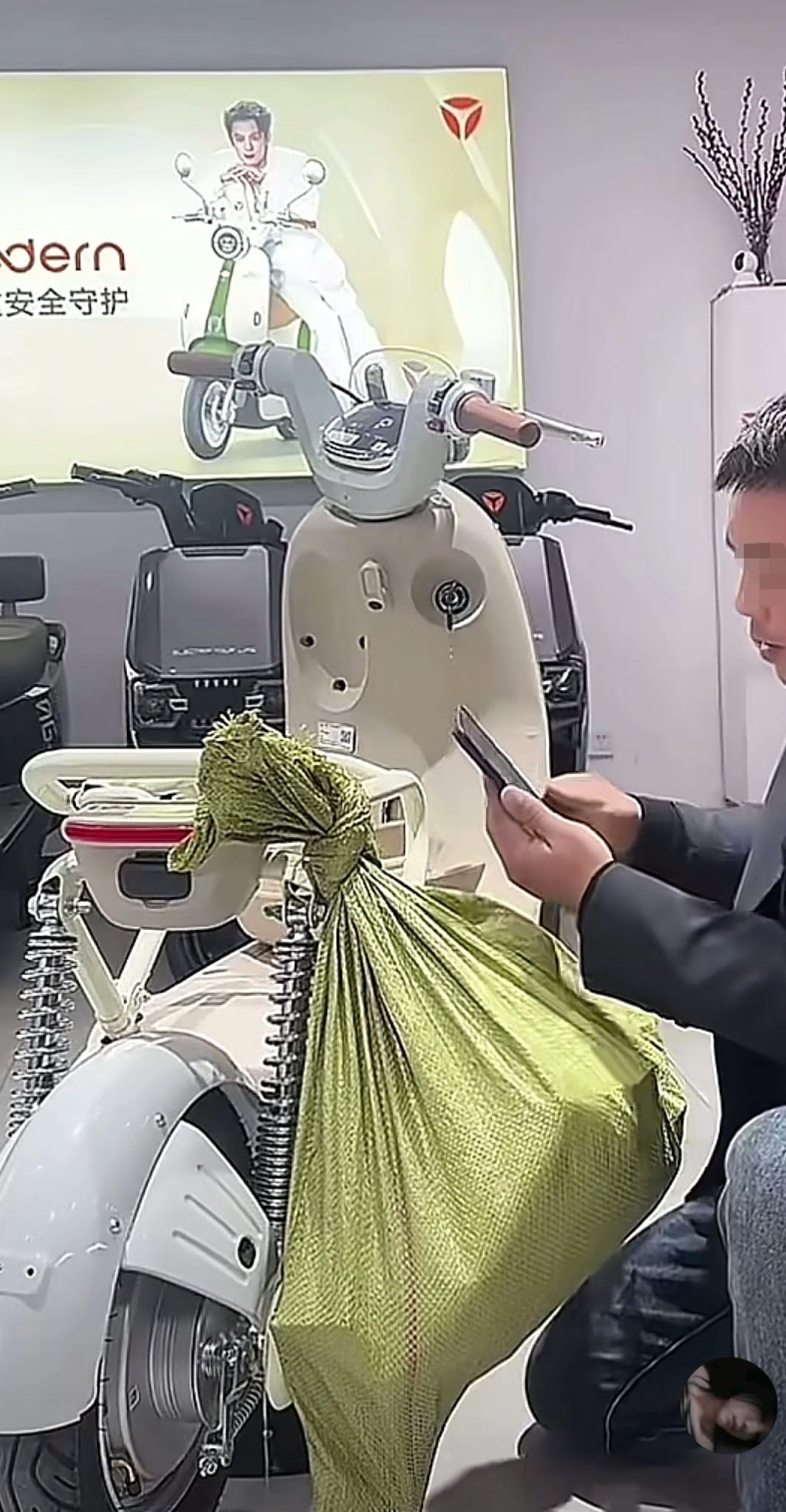 买新国标送麻袋这一次也轮到消费者占便宜了，没想到买一辆新国标电动车，商家还会