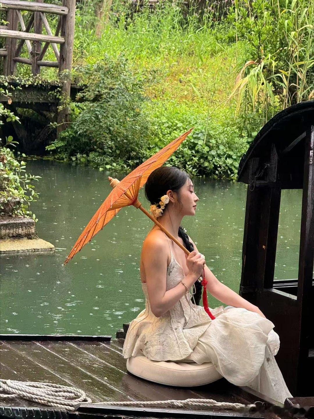 周洁琼江南美人具像化了周洁琼你是偷吃了西湖水吗？这气质也太江南了，看一眼我就想立