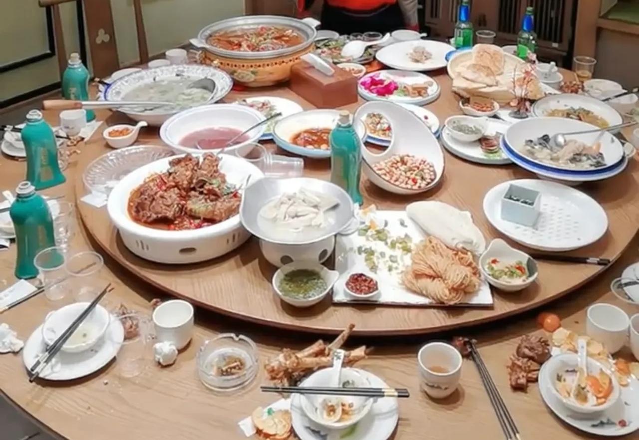 饭馆里一桌客人离开了，剩下两盘40多元的肉菜。​老板收拾桌子，瞅见旁边桌一位5