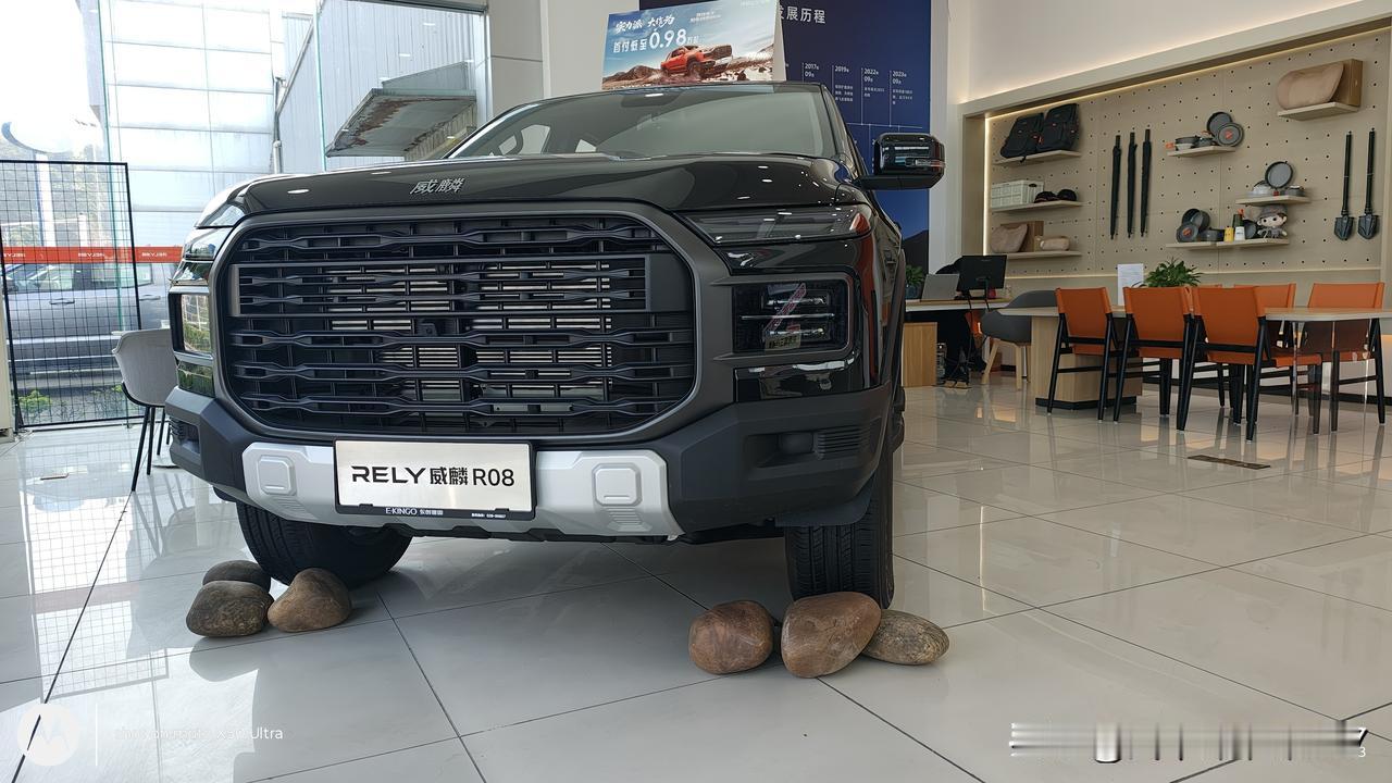 奇瑞威麟皮卡R08，采用非承载式车身设计，自带大梁。前悬挂选用钢制双叉臂，搭载2