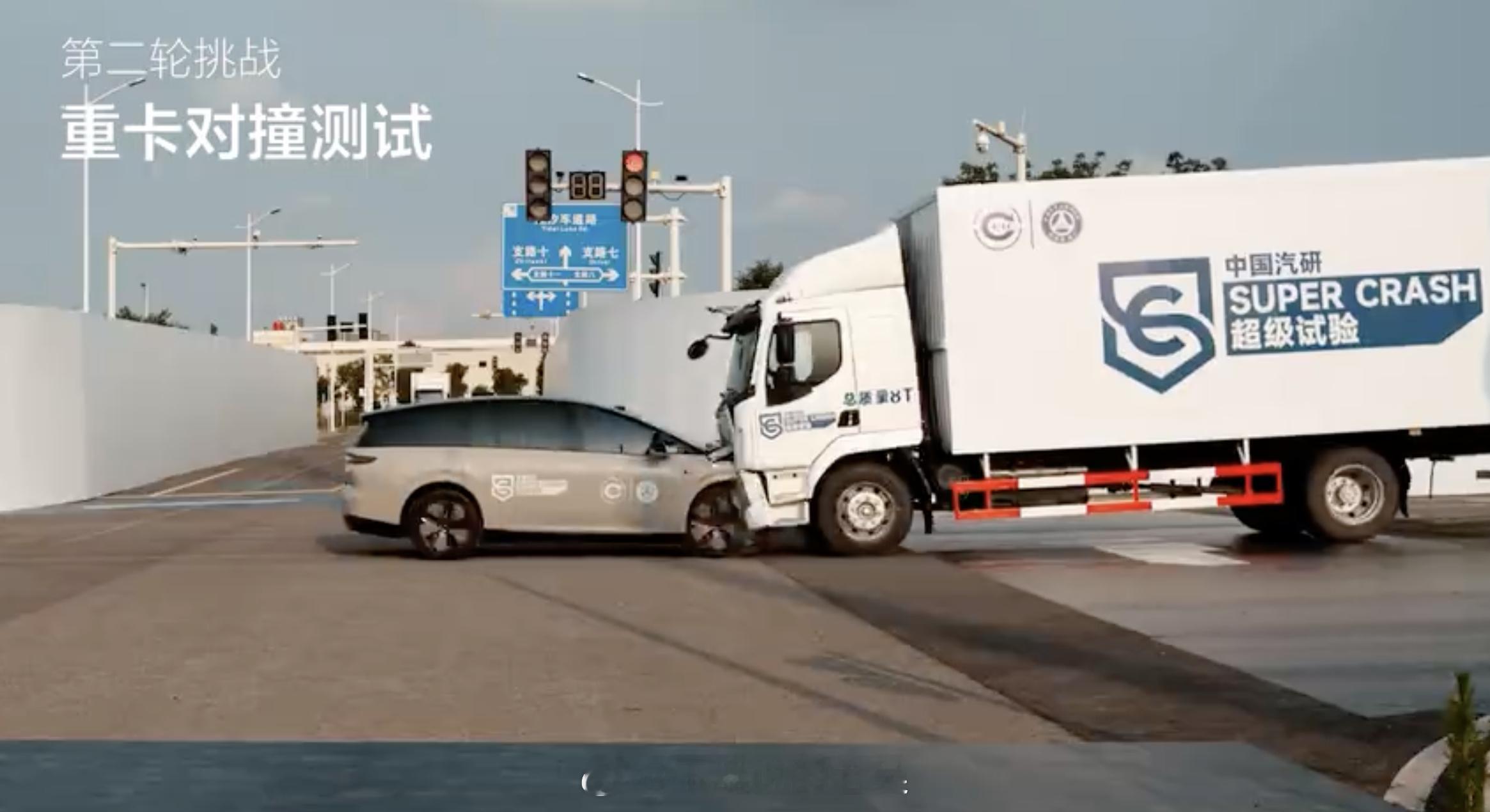 乘龙卡车招理想驾驶员这完全就是个噱头，但凡学过一点物理就知道，二者的质量不同，
