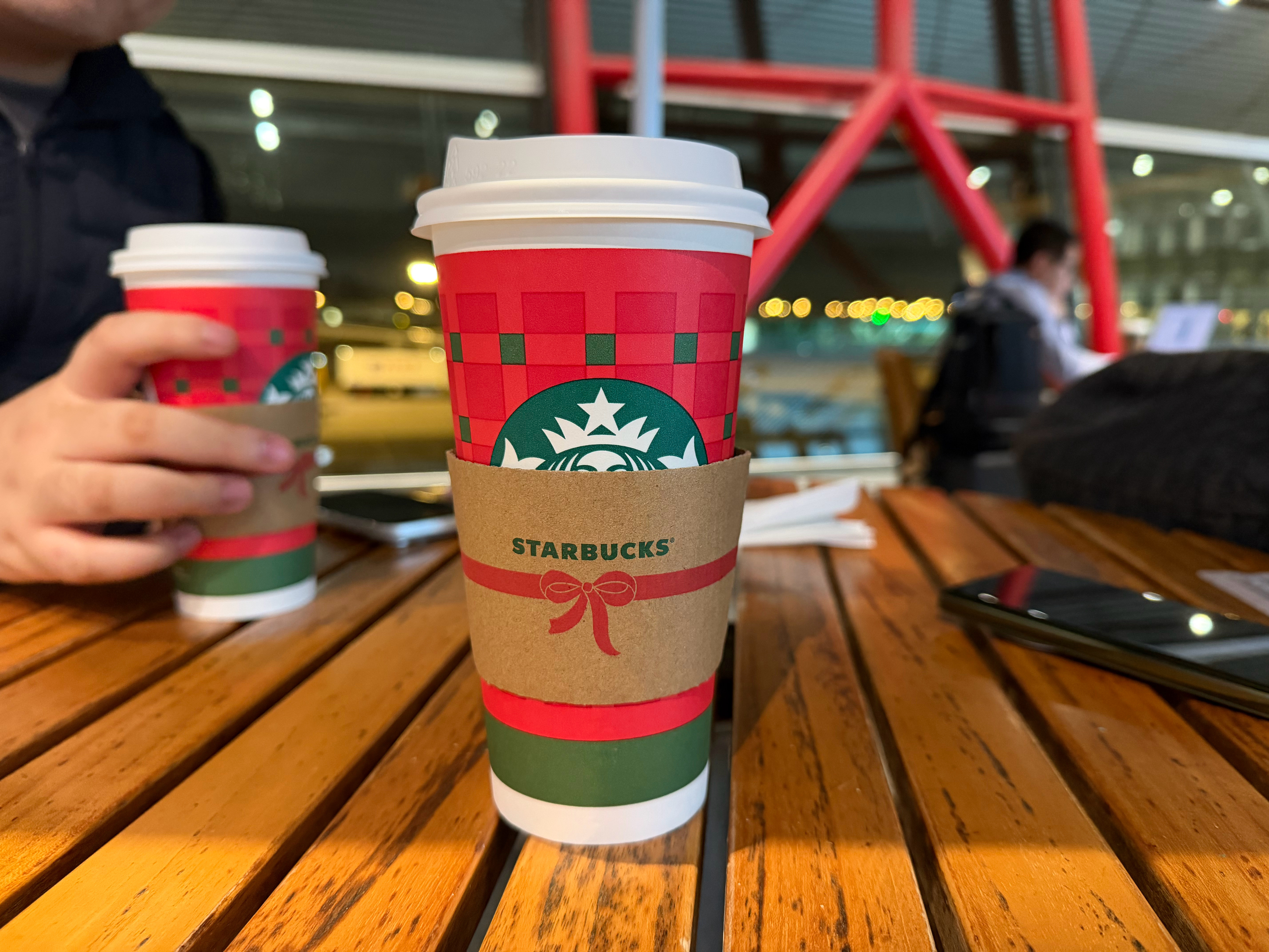 避雷首都机场T3D楼，没有什么吃的，也没有休息室，如果是D开头的登机口，在C的