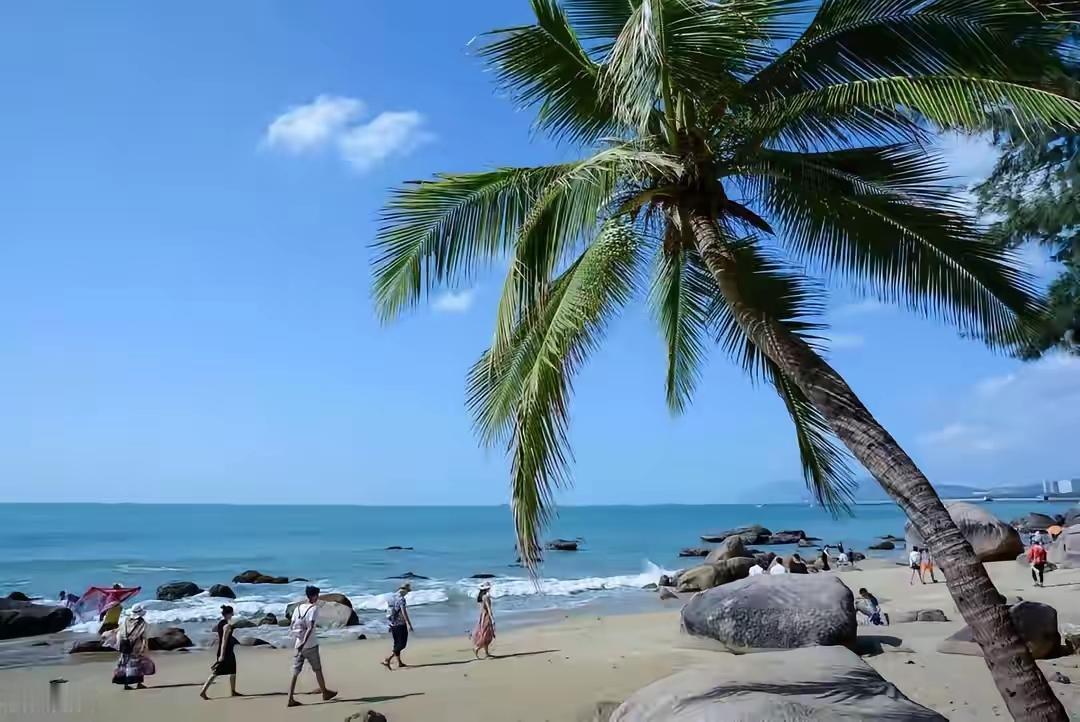 海南十月底迎降温，细雨中开启“早冬”模式2025年海南入冬节奏格外快，十月