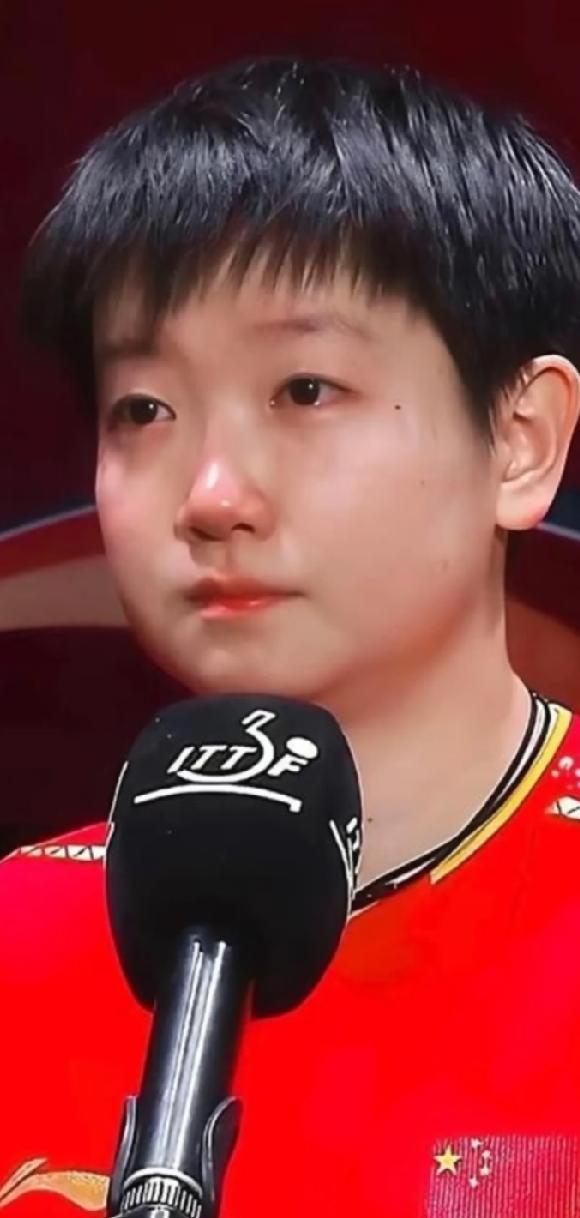 翻到旧视频，瞬间心疼孙颖莎偶然翻到以前的采访片段，看着她眼眶泛红强忍泪水的