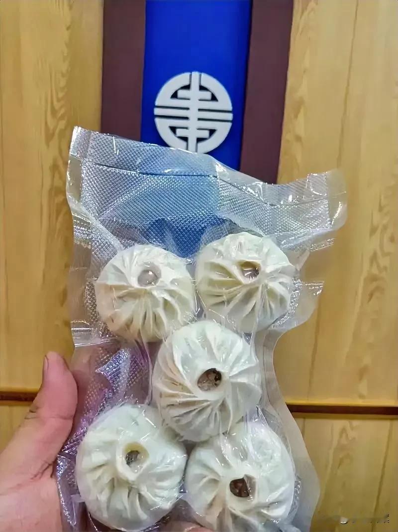 湖南郴州，一男子逛超市，发现一袋包子已过期22天，他立马掏出手机全程录像，用13