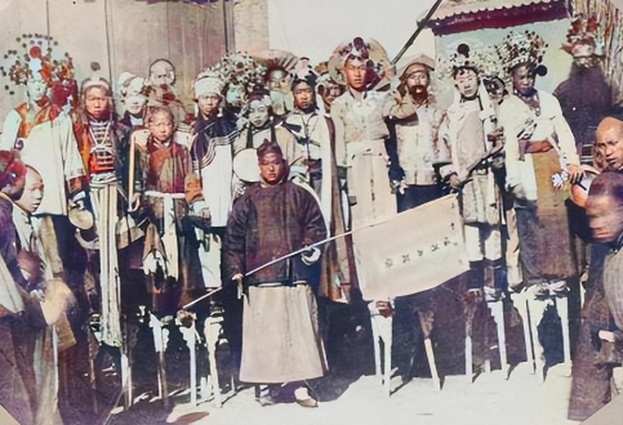 古代有钱人家养戏班子，不光是为了听戏，后来我听老辈人闲扯才知道，那戏班子里的年轻