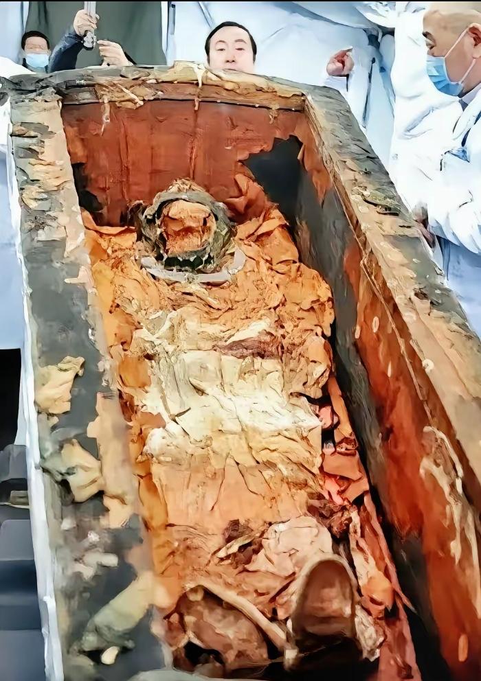 1982年春，重庆酉阳县邬家坡的山间农地上，阴雨连绵，泥土湿滑。一位老农挥动锄头