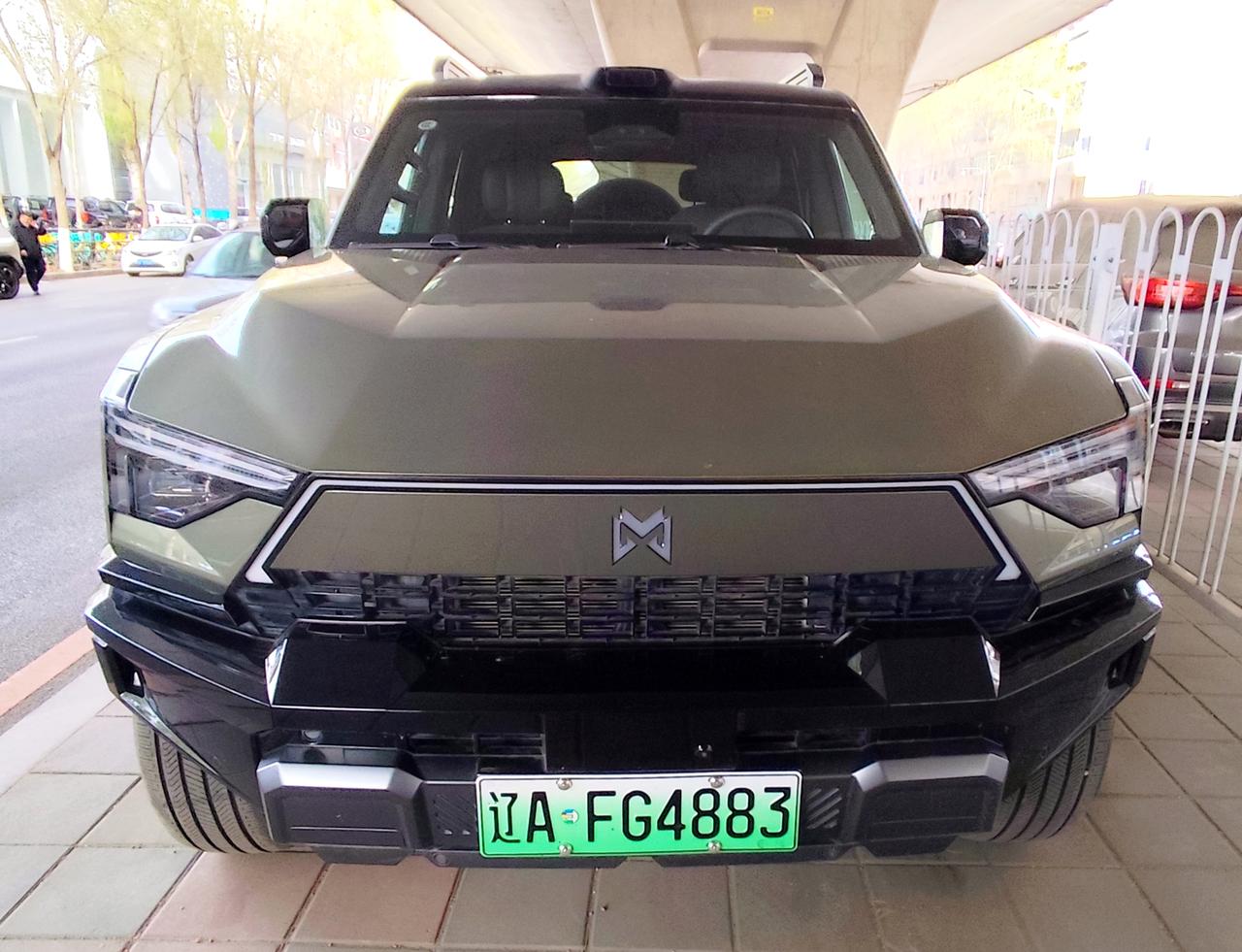 豪华智能越野SUV《猛士M817》猛士M817是东风汽车旗下，一款豪华智