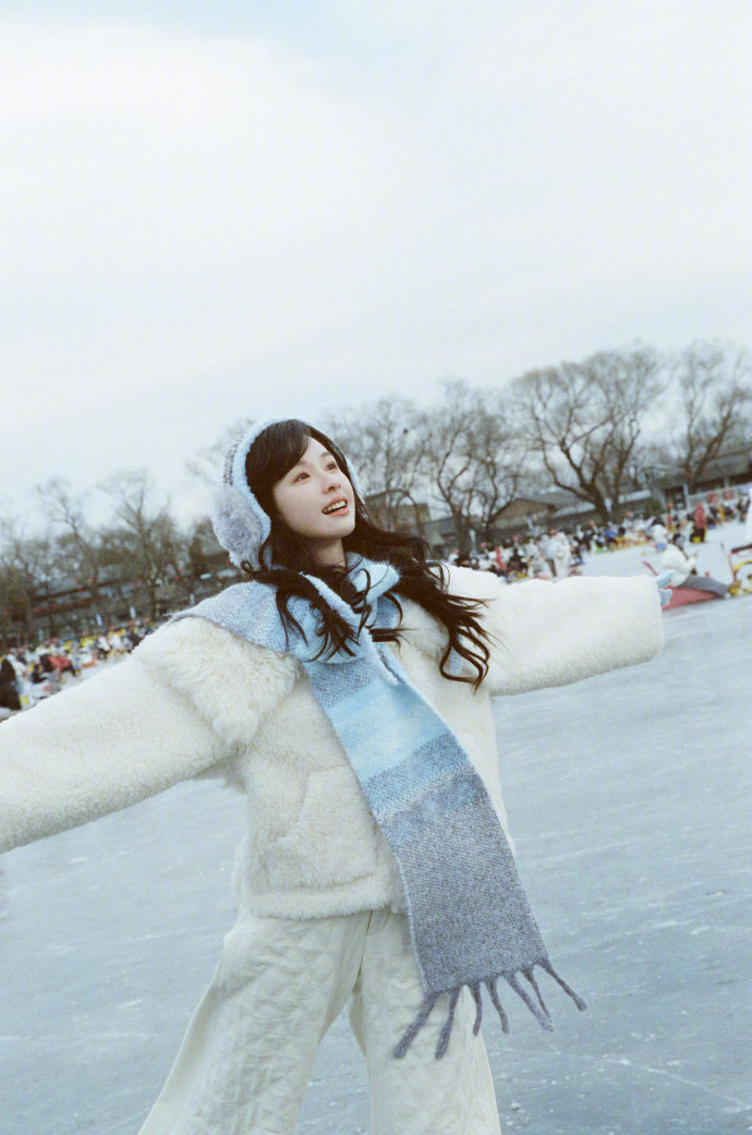 陈都灵露馅了陈都灵打卡什刹海陈都灵这也太甜了吧！奶呼呼的耳罩，软糯糯的笑容，清