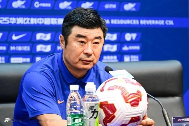 韩鹏与山东泰山足球队在上一轮比赛之前遭遇下课的尴尬，2：1逆转战胜天津津门虎之后