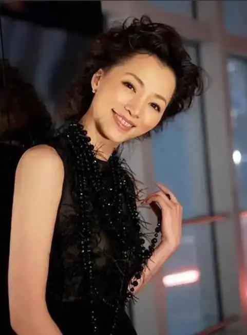 董卿铁了心要嫁给35岁的百亿富豪密春雷，母亲却苦苦劝她：“他比你小5岁，离过婚，