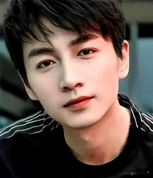 为什么我感觉陈晓的面相变了呢，他年纪也不大才38岁，法令纹、眼角纹都出来了，而