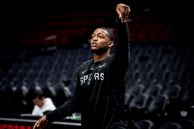 米奇: 福克斯是极具冲击力的后卫, 在进攻串联方面非常出色