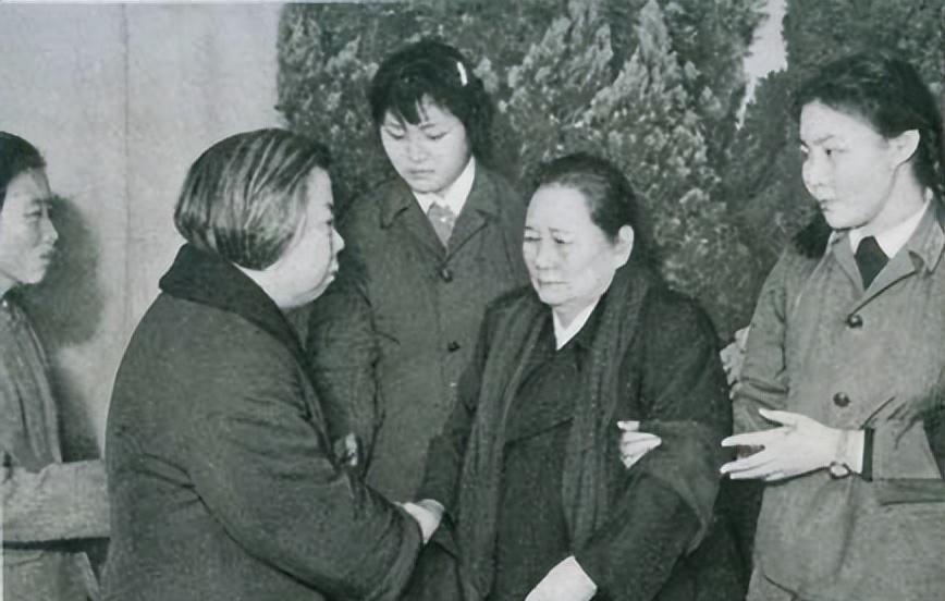 1976年1月8日，周总理在北京猝然长逝。秘书想拦，却被她甩开这位经历过无数