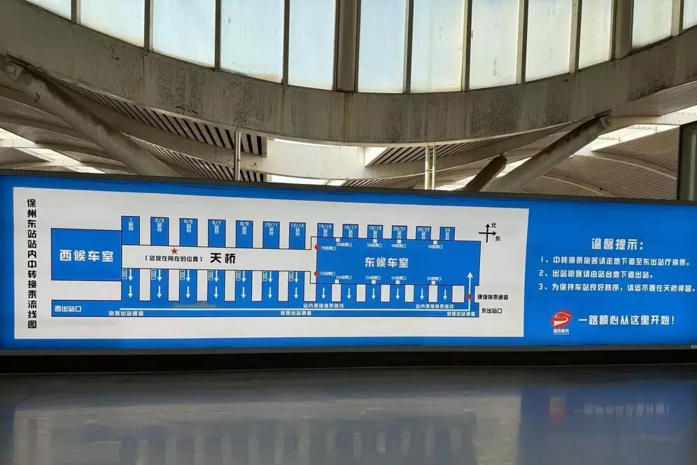 律师殷清利因两次在徐州东站换乘时遭遇“绕路难”，耗时近半小时且携带行李不便，将车