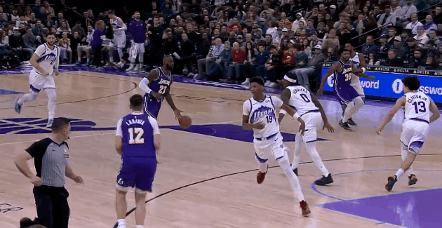 老汉发威！詹姆斯2+1率队疯狂追分！在今天NBA常规赛湖人对阵爵士的第二节比赛