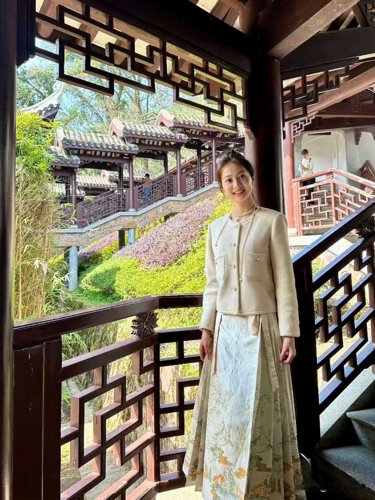 喜欢一个人就去他的大学走走。感受曾经他待过的气息。余生总要去一次我在上大学的