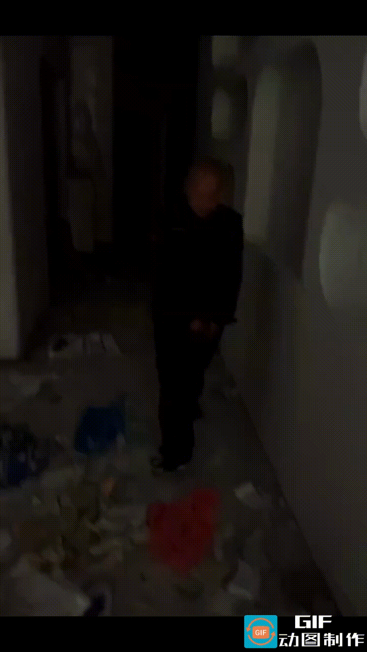 保安在业主刚刚装修好的新房里小便，被业主逮个正着。看见业主突然走进来，正对着墙