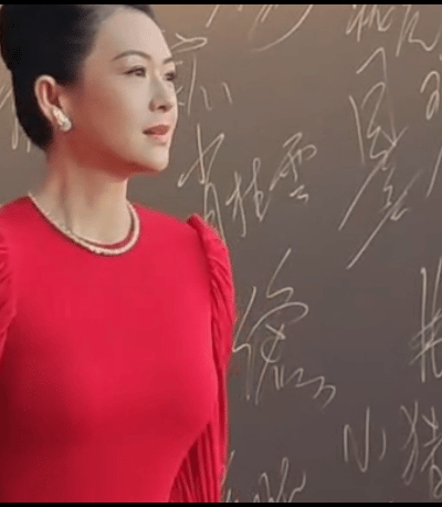 CMG中国电影盛典章子怡穿的比红毯还红谁说岁月不败美人，章子怡这状态看起来好疲