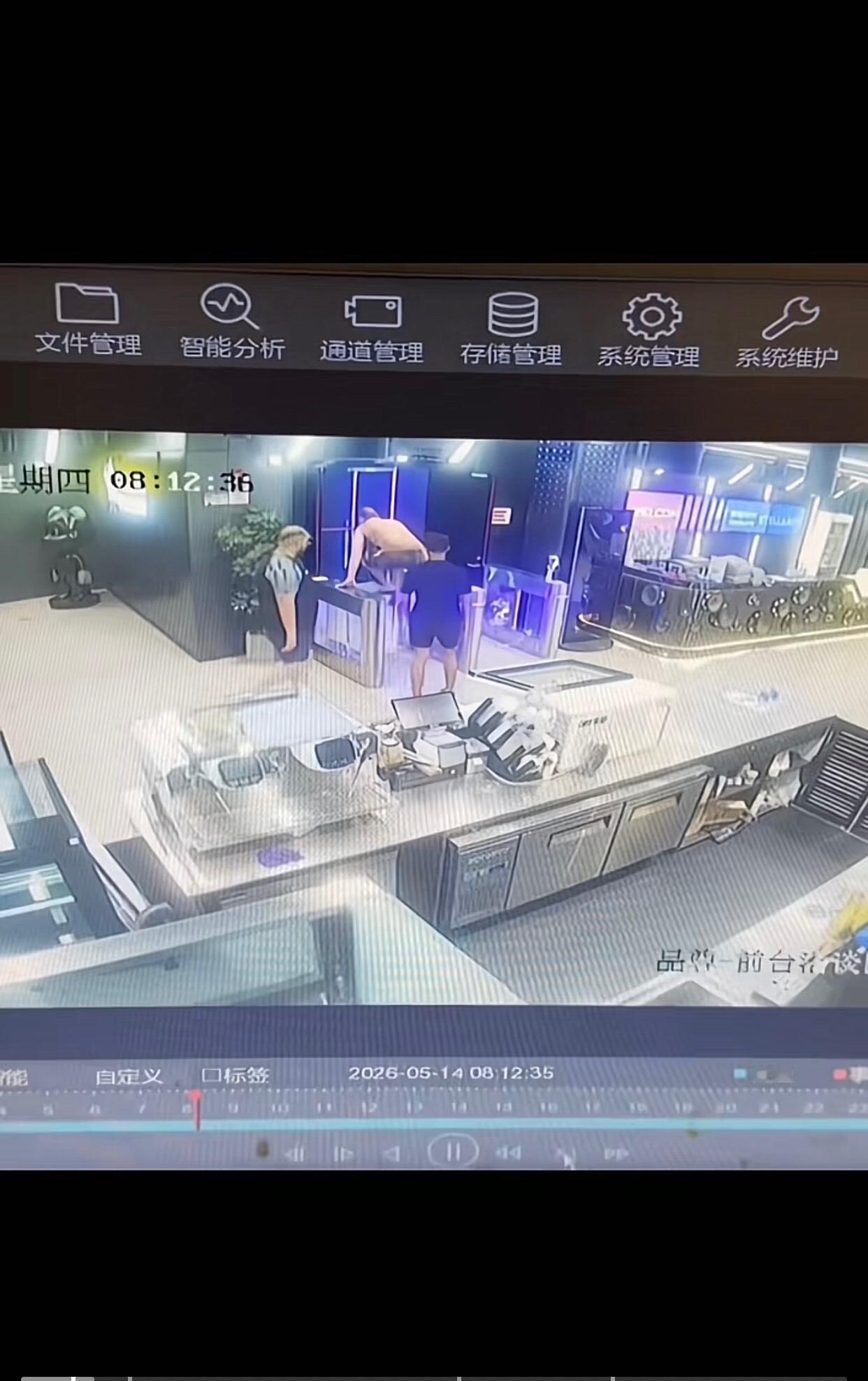 5月19日上海，一博主爆料，四名来自非洲阿尔及利亚的男子，擅自闯入他的健身俱乐部