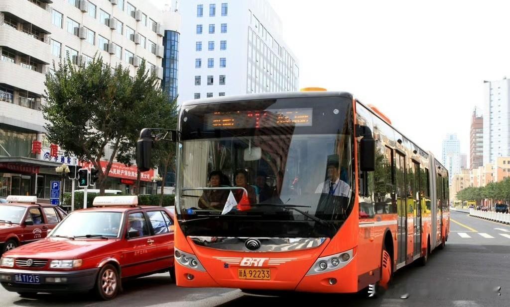乌鲁木齐公交司机岗位的竞争，比想象中更激烈。一份月薪6900到7300元的