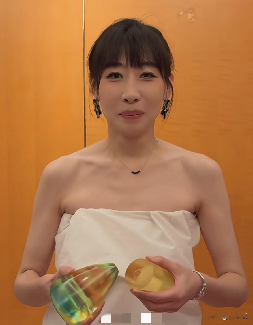 星光大赏的奖杯质量彻底翻车了！任素汐刚下台，手里的奖杯咔嚓一声就断成两截，场面一