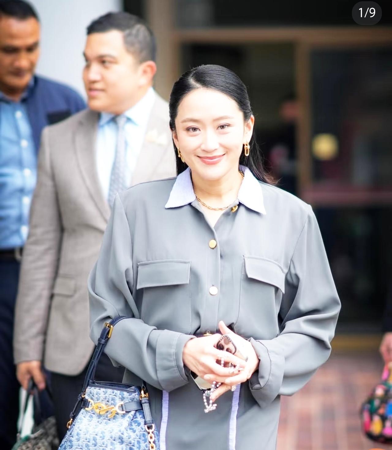 佩通坦于2025年9月13日探望入狱5天的父亲他信。佩通坦一手提着文件袋、一手