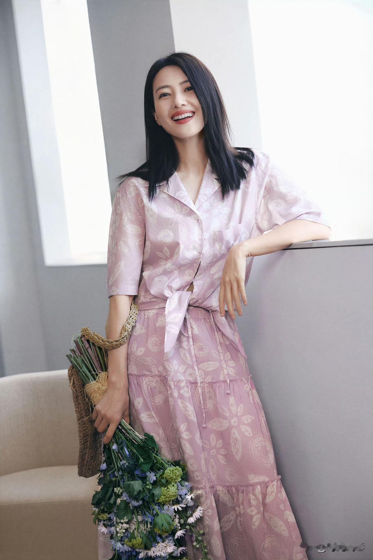 手拿鲜花的高圆圆，花很娇艳，人却更美！