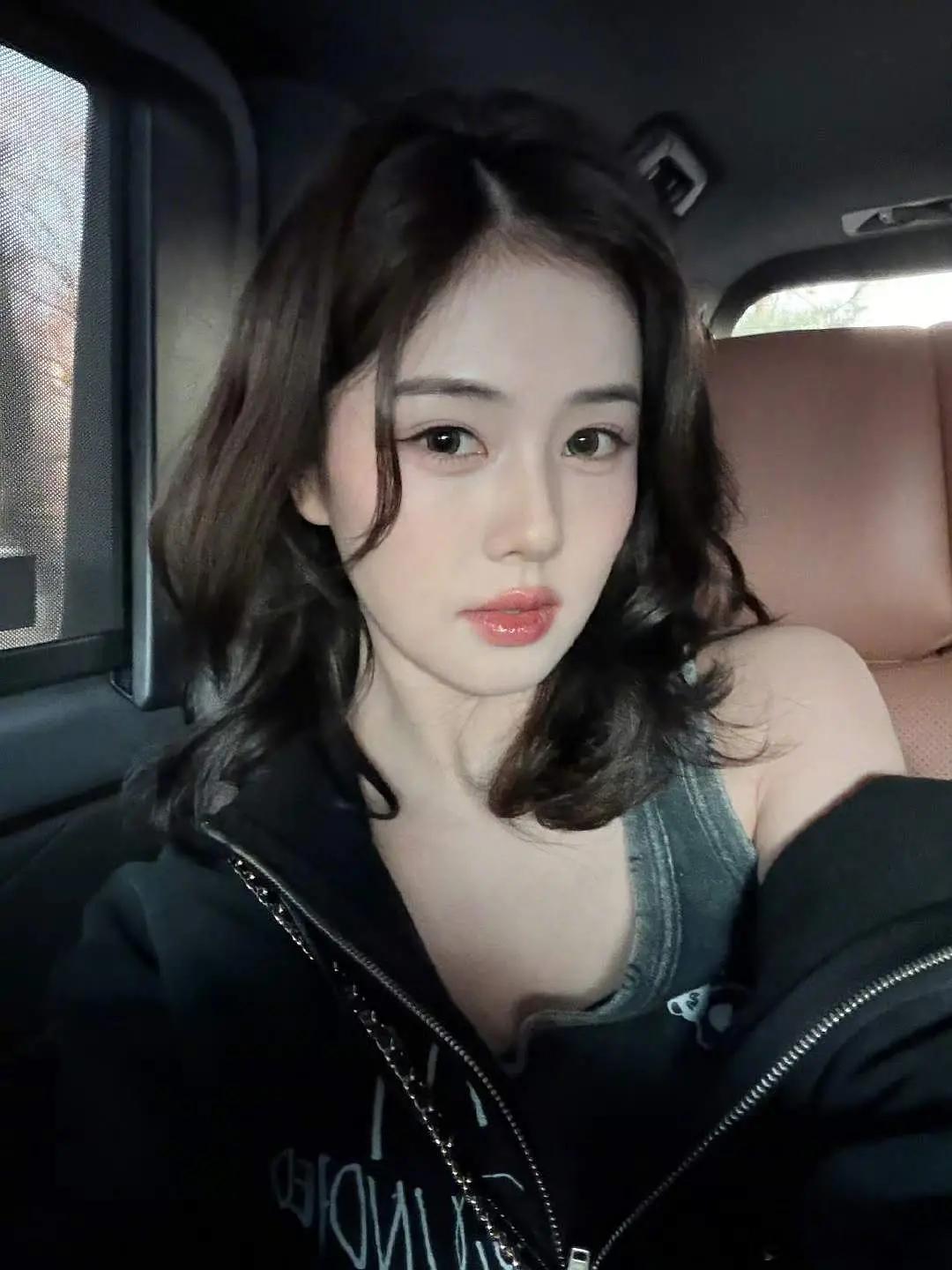 白鹿好像很喜欢不好好穿衣服的这种风格