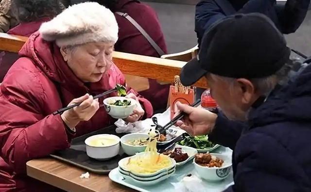 现代社会，忙碌成为了每个人的常态。为了节省时间，许多人逐渐养成了只吃两顿饭的习惯