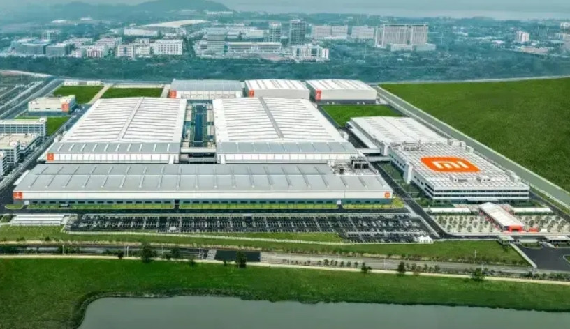 小米本来是想做和苹果一样的科技企业，轻资产研发型企业，但却在国内舆论环境下被硬生