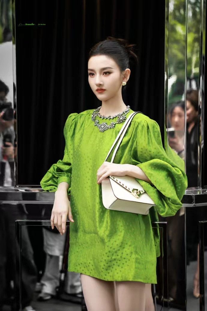 宋祖儿的活动状态宋祖儿筷子腿宋祖儿的活动状态，宋祖儿筷子，一身明艳波点绿裙+大