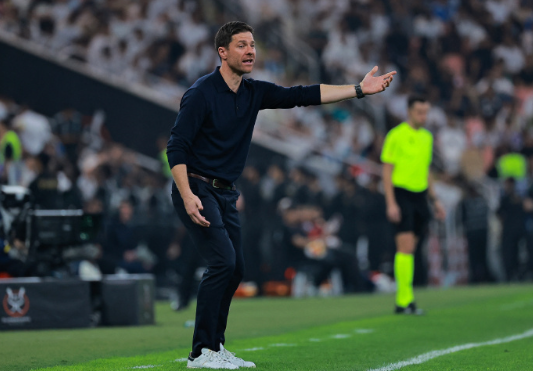 皇马官宣主帅阿隆索下课，《阿斯报》发文披露了此事的背后原因。《阿斯》表示：哈