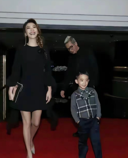 应采儿，大概率是陈小春这一生，遇到的最完美的对象，自从遇到应采儿，原本凶巴巴感觉