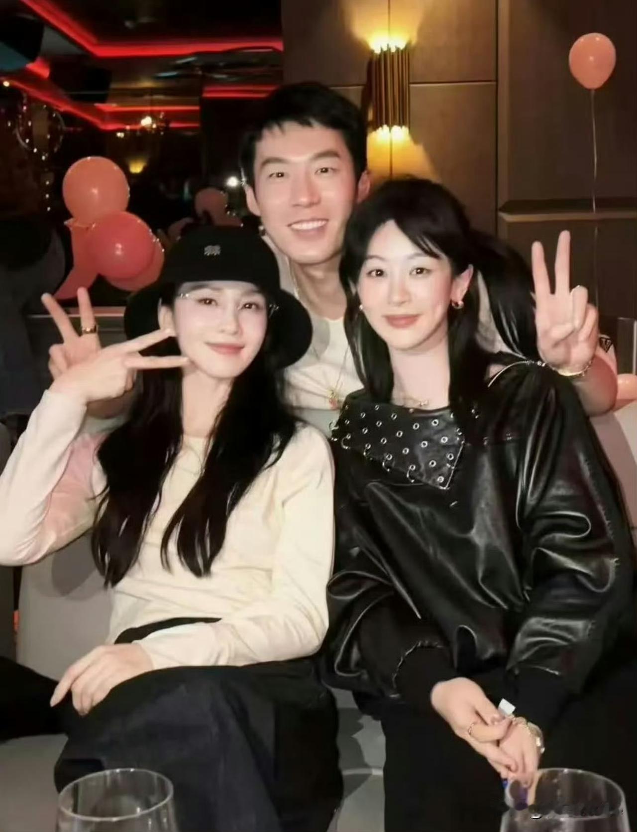 11月7日，杨紫33岁私人生日宴合影流出，刘诗诗为杨紫庆生，一句生日祝福，“从‘