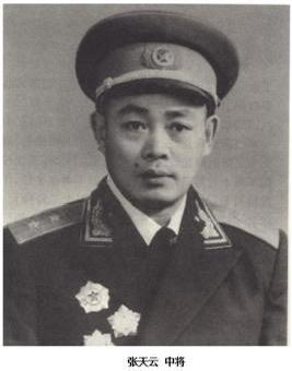 1949年，身为45军副军长的赫赫名将张天云前往剧场看戏，途中意外遇到一位衣衫褴