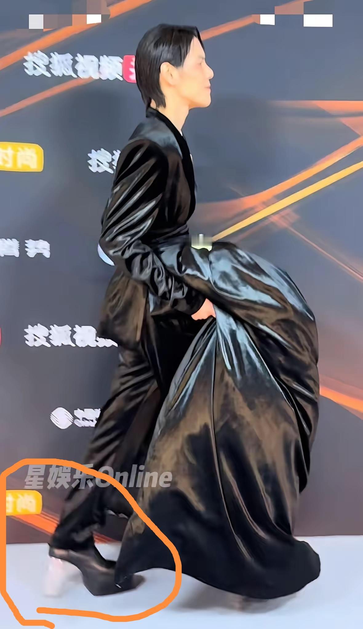 向太沉默了郭碧婷也一声不吭的真是猜不透，向佐居然在搜狐盛典上穿起了十公分的高