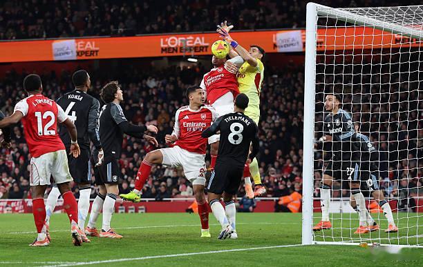 阿森纳4比1阿斯顿维拉阿斯顿维拉的11连胜终结了，依然是追平了111年的纪录，