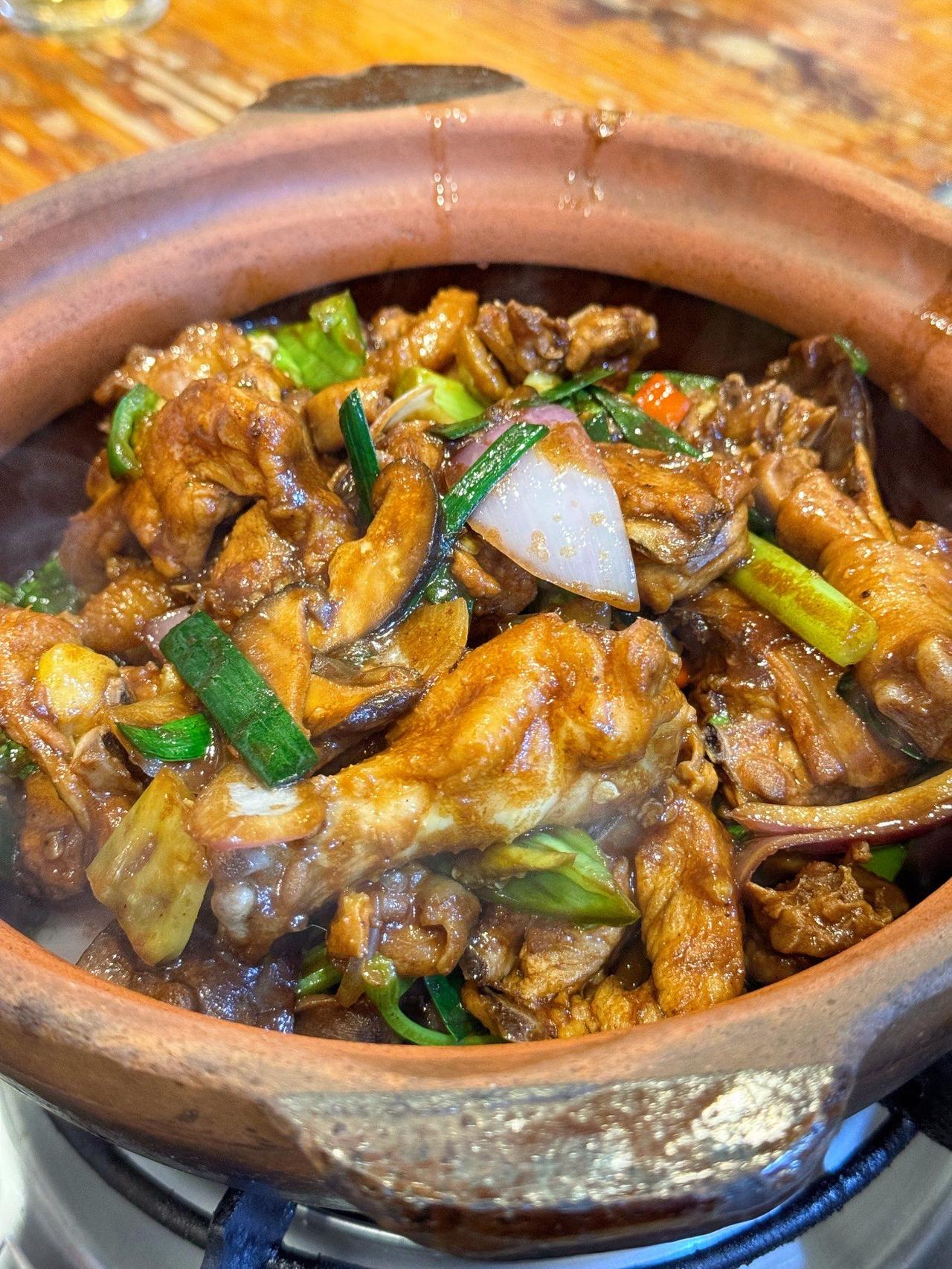 江西南昌下饭菜，就要来这种口味店！南昌光头土菜美食推荐：1、一鸡两吃、土辣