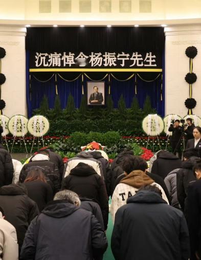 不出所料！杨振宁身披国旗，贡献得到了的认可 说起来，杨老这一辈子挺传奇的。早