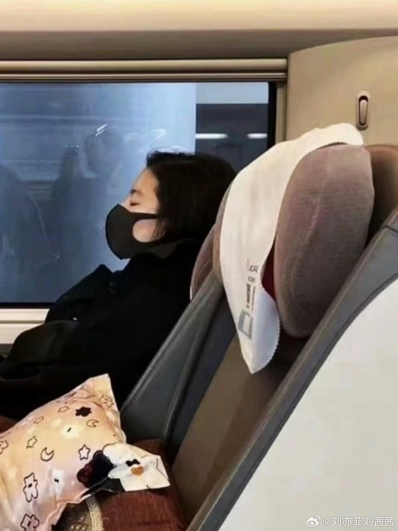 高铁上偶遇刘亦菲，这清冷松弛的穿搭直接让我原地沦陷，这状态也太绝了吧！刘亦菲一身