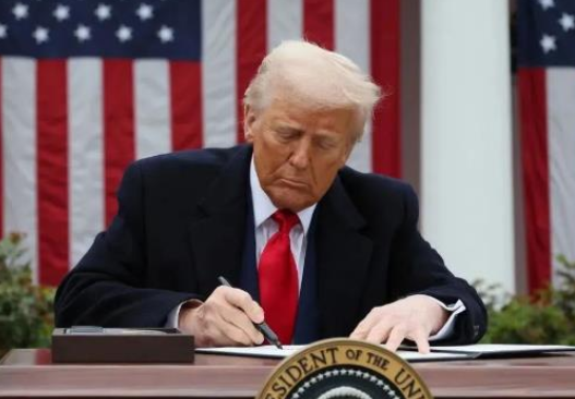 美国突然翻脸对中国下重手，做出一个前所未有决定欧盟公开充当其帮凶当地时间