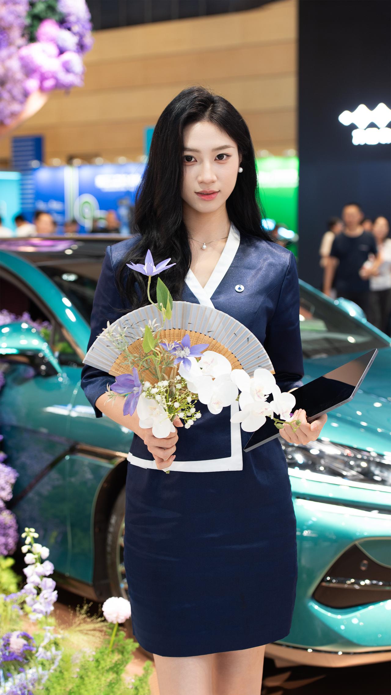 成都车展腾势礼仪七七只羊，礼仪比车模还火！成都车展车展现场美女模特
