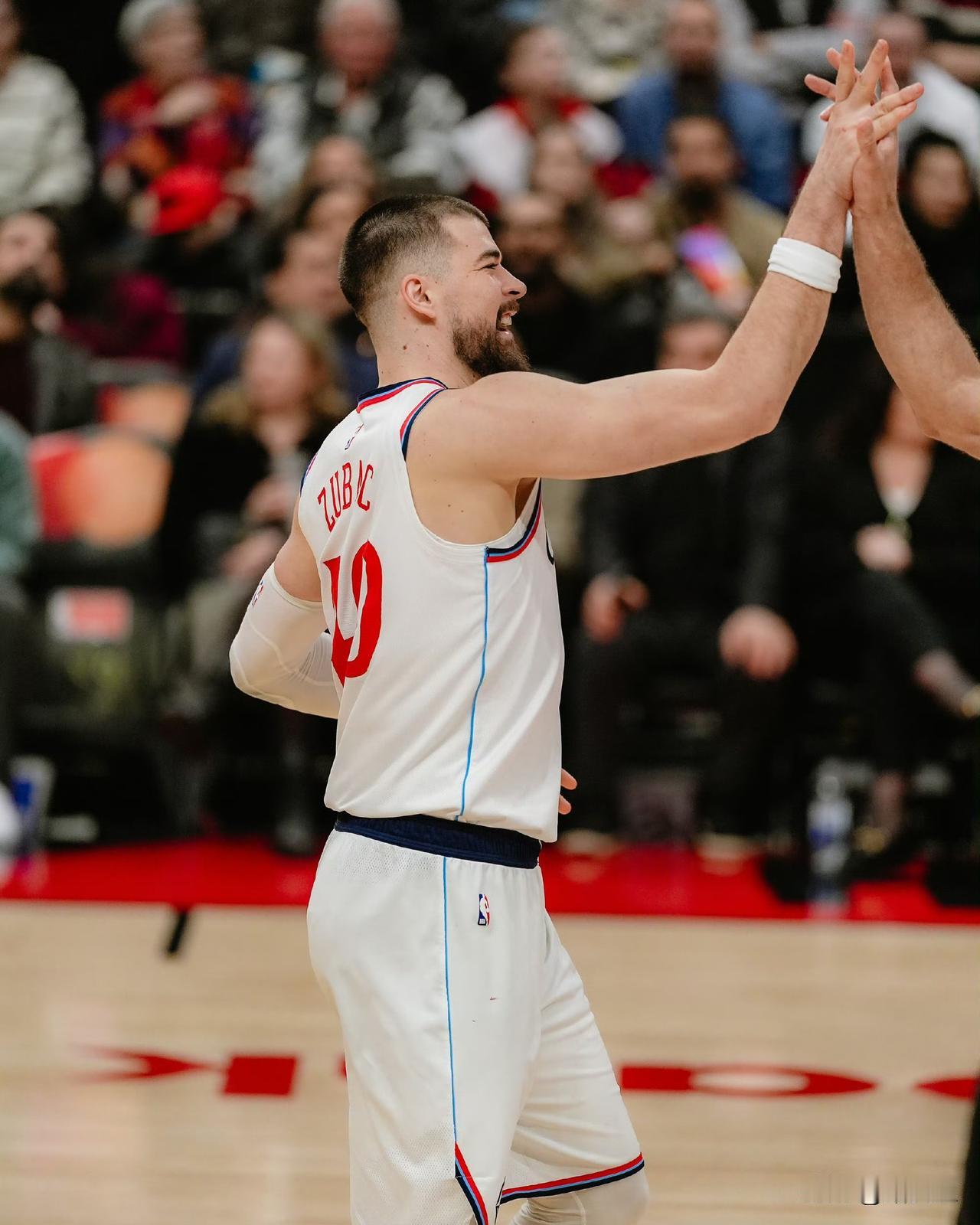 快船逆转猛龙，祖巴茨成为球队海报封面人物今天快船在客场挑战猛龙，小卡因伤缺阵。