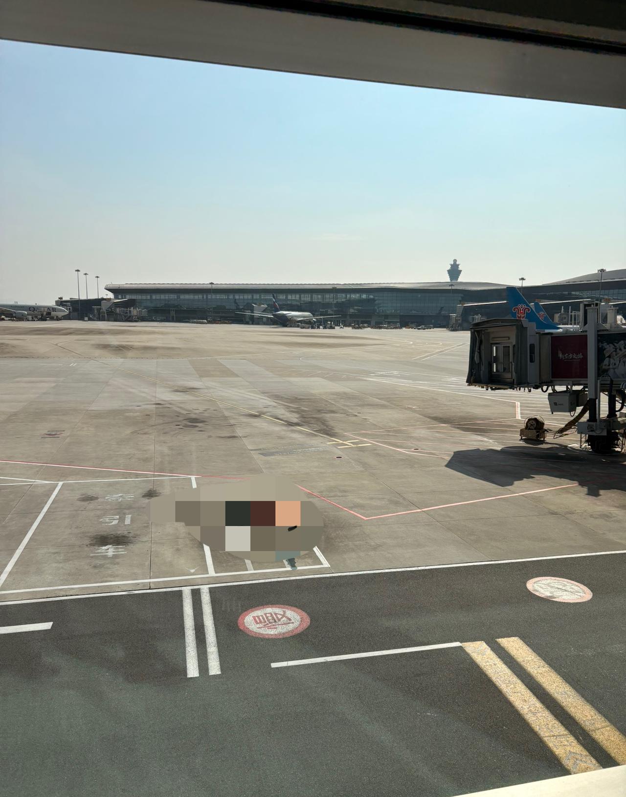 从疫情之后就没坐过飞机，最近跑了一趟长途，单程四个小时的行程，聊聊现在坐飞机的感