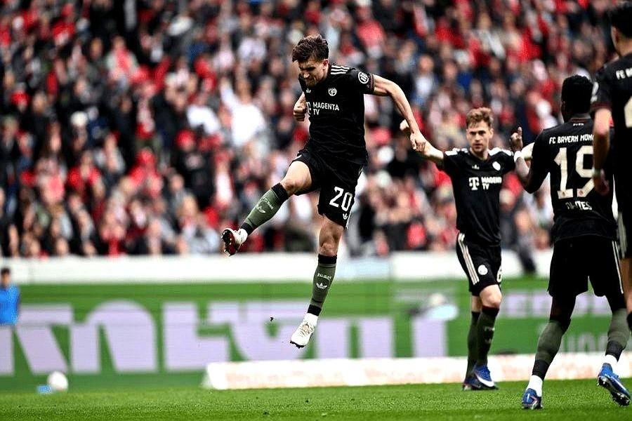 德甲这剧本谁敢写？！拜仁客场打弗赖堡，凯恩伤缺，眼看就要爆冷。下半场被人家干