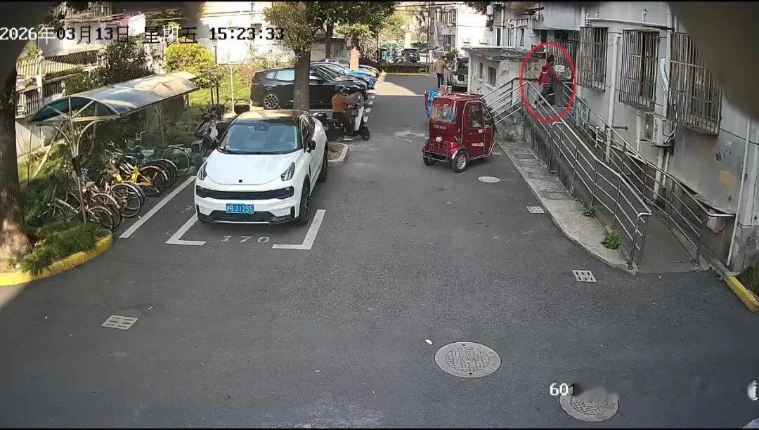 上海。快递员报案，他把价值7999元的手机投递到买家家门口，买家没收到。警方毫